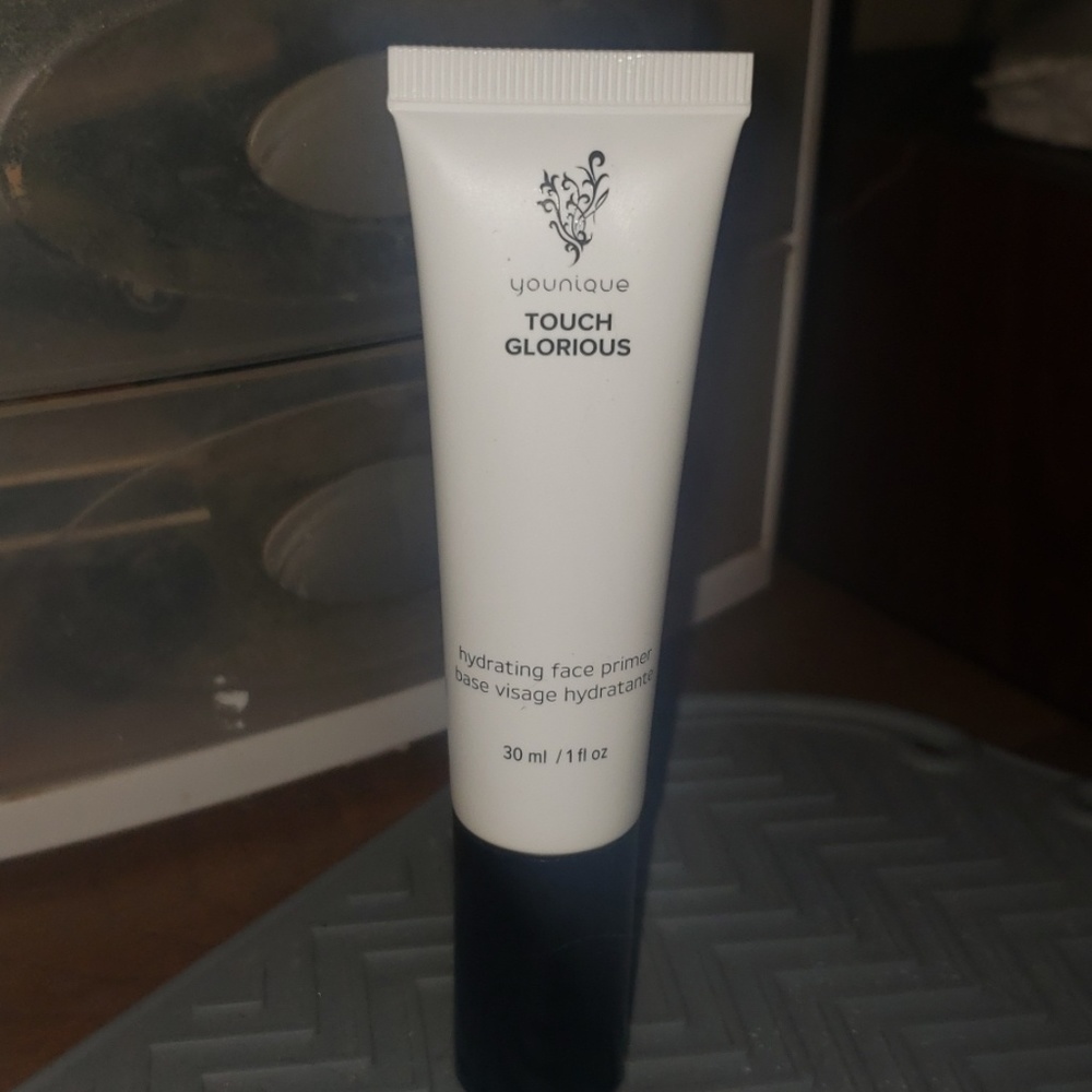 Younique touch glorious hydrating face primer